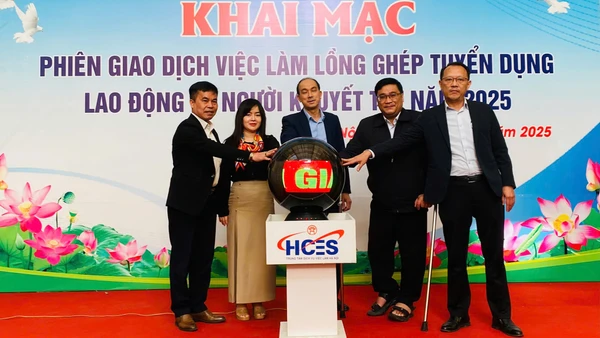 Các đại biểu nhấn nút khai mạc chương trình.
