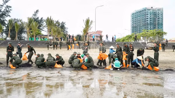 Ngay sau buổi lễ phát động, hàng chục cán bộ, chiến sĩ chung tay làm sạch biển Cửa Lò.