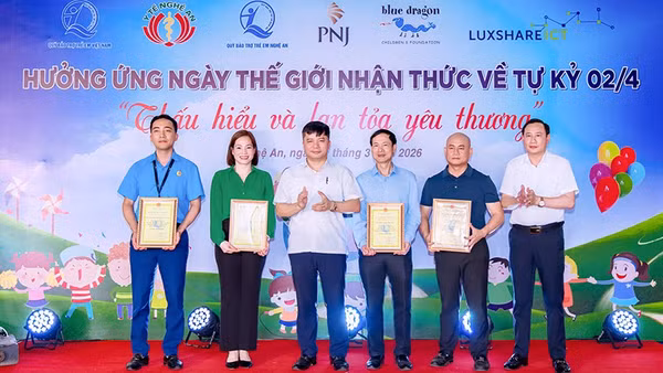 Một hoạt động tại chương trình hỗ trợ trẻ tự kỷ có hoàn cảnh khó khăn tại Nghệ An. (Ảnh NFVC)