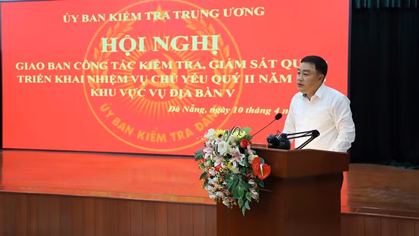 Đồng chí Đinh Hữu Thành, Ủy viên Trung ương Đảng, Phó Chủ nhiệm Ủy ban kiểm tra Trung ương phát biểu khai mạc hội nghị. (Ảnh: ANH ĐÀO)