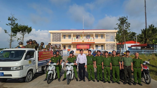 Công an xã Mỹ Hương ra quân trấn áp tội phạm.