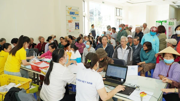 Chi trả gộp 3 tháng lương hưu và trợ cấp bảo hiểm xã hội cho người hưởng tại Gia Lai. (Ảnh GSS)