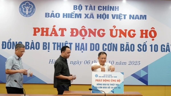 Lãnh đạo Bảo hiểm xã hội Việt Nam ủng hộ đồng bào bị thiệt hại do bão số 10. (Ảnh: VS)