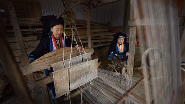 Khai thác nghề thủ công truyền thống thành sản phẩm du lịch hấp dẫn.