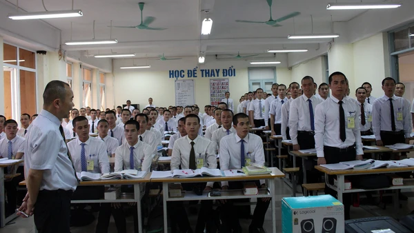 Lao động chuẩn bị đi làm việc ở nước ngoài theo hợp đồng tại Trung tâm Lao động ngoài nước. (Ảnh Colab)