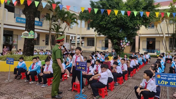 Công an phường Kon Tum thường xuyên tổ chức tuyên truyền, phổ biến pháp luật cho học sinh.