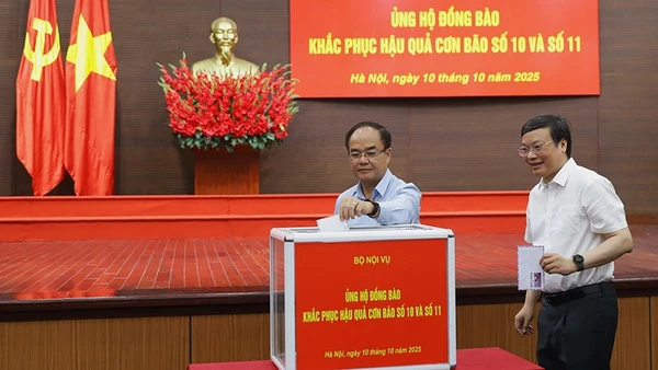 Đại diện lãnh đạo Bộ Nội vụ chung tay ủng hộ đồng bào khắc phục hậu quả cơn bão số 10 và 11. (Ảnh Moha)