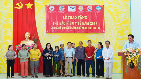 Trao tặng thẻ bảo hiểm y tế cho người dân có hoàn cảnh khó khăn tại chương trình. (Ảnh: BTC)