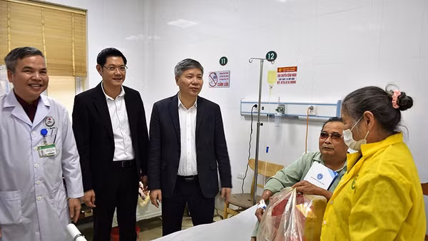 Phó Giám đốc Bảo hiểm xã hội Việt Nam Nguyễn Đức Hòa và Giám đốc Bảo hiểm xã hội thành phố Hà Nội Nguyễn Ngọc Huyến thăm hỏi, trao quà cho bệnh nhân. (Ảnh HSS)