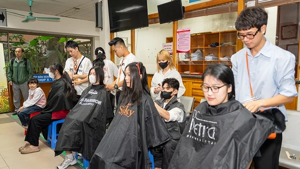 Tham gia hiến tóc tại Ngày hội. (Ảnh: BTC)