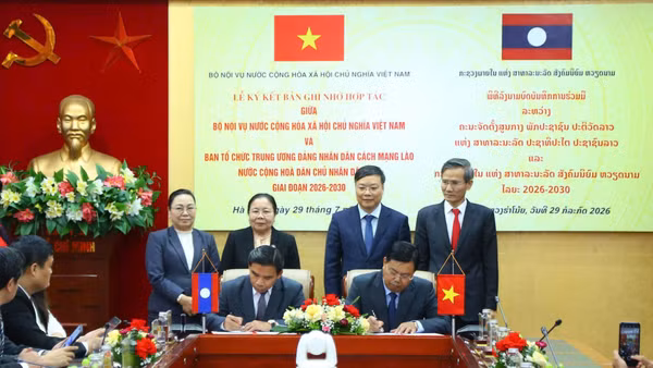 Các đại biểu tại Lễ ký Bản ghi nhớ hợp tác giai đoạn 2026-2030 giữa Bộ Nội vụ Việt Nam và Ban Tổ chức Trung ương Đảng Nhân dân Cách mạng Lào. (Ảnh Moha) 