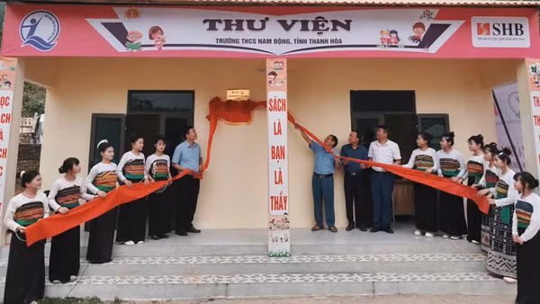 Các đại biểu dự lễ khánh thành và gắn biển thư viện Trường trung học cơ sở Nam Động, xã Thiên Phú, tỉnh Thanh Hóa. (Ảnh BTC)