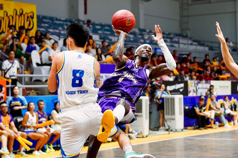 Jaylyn Richardson thi đấu lăn xả giúp Nha Trang Dolphins giành chiến thắng. (Ảnh: VBA) 4-jaylyn-richardson-thi-dau-lan-xa-de-giu-the-can-bang-giua-nha-trang-dolphins-va-ho-chi-minh-city-wings.jpg