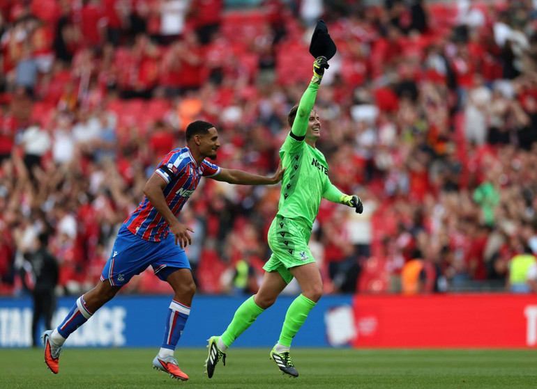 Thủ môn Henderson vẫy cao mũ ăn mừng chiến thắng. (Ảnh: LFC) 3.jpg