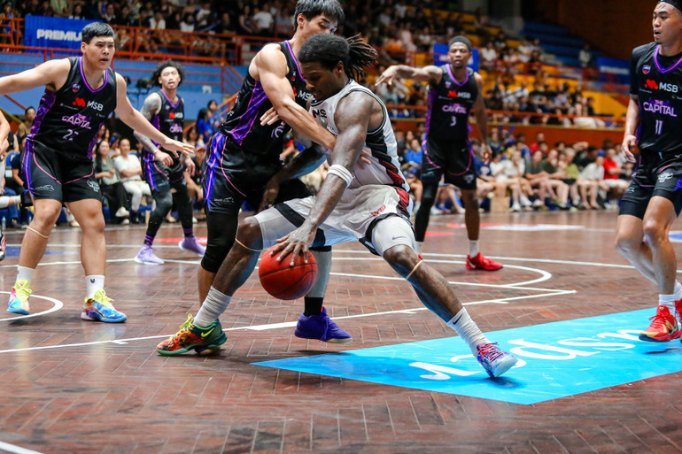 Davon Dillard xoay sở trước các cầu thủ Hanoi Buffaloes. (Ảnh: VBA) 3-davon-dillard-xoay-so-truoc-doi-hinh-phu-cua-hanoi-buffaloes.jpg