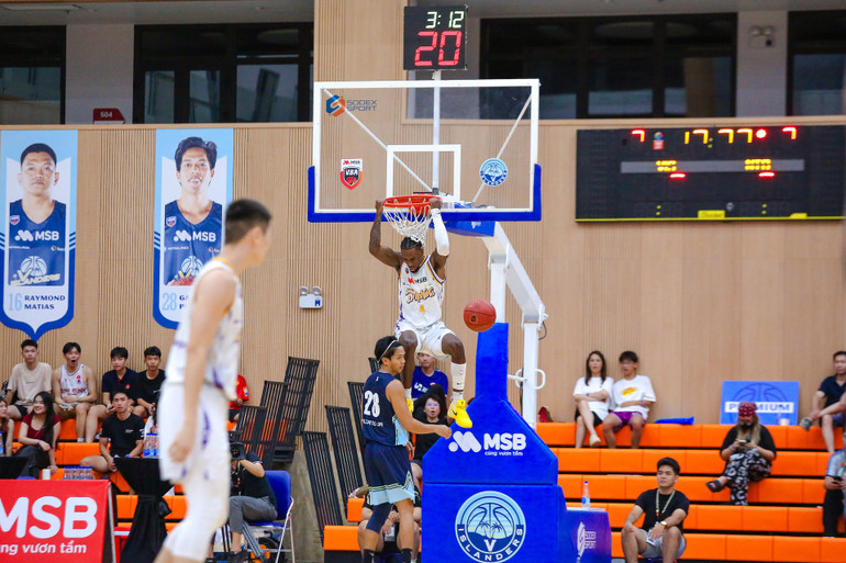 Jaylyn Richardson úp rổ ghi điểm cho Nha Trang Dolphins. (Ảnh: VBA) 4-jaylyn-richardson-up-ro-ghi-diem-cho-nha-trang-dolphins.jpg