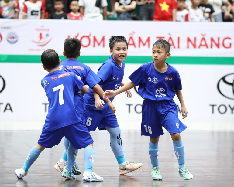 Niềm vui chiến thắng của các cầu thủ U9 Việt Hùng Thanh Hoá. 02.jpg