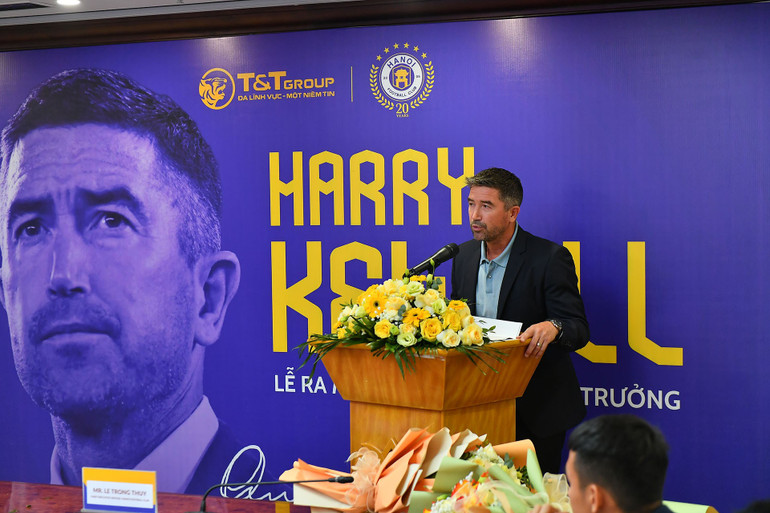 Trainer Harry Kewell spricht bei der Eröffnungszeremonie. hyy-4289.jpg
