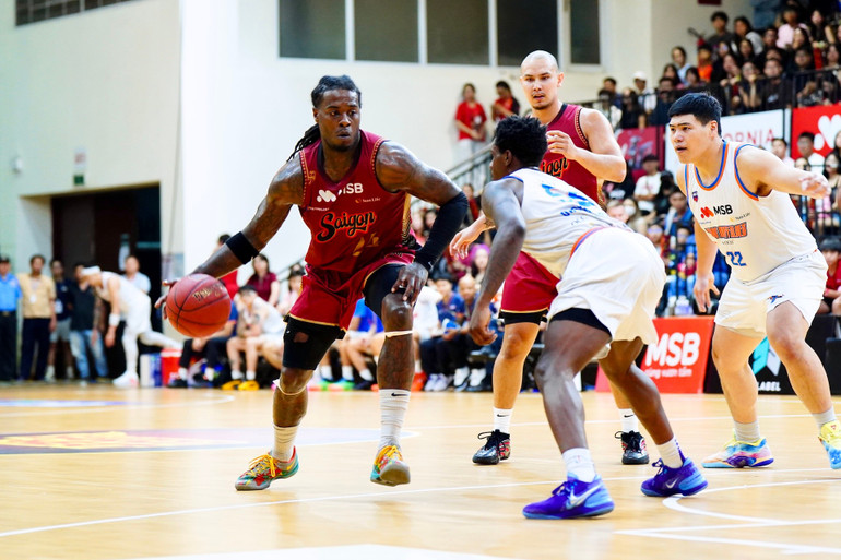 Davon Dillard tỏa sáng giúp Saigon Heat ngắt mạch bất bại của Hanoi Buffaloes. (Ảnh: VBA) 3-davon-dillard-toa-sang-xuyen-suot-tran-dau-giup-saigon-heat-ngat-mach-bat-bai-cua-hanoi-buffaloes.jpg
