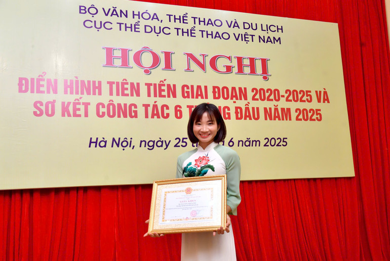 Nguyễn Thị Oanh nhận bằng khen tấm gương tiêu biểu. 34e78bc7780bcf55961a.jpg