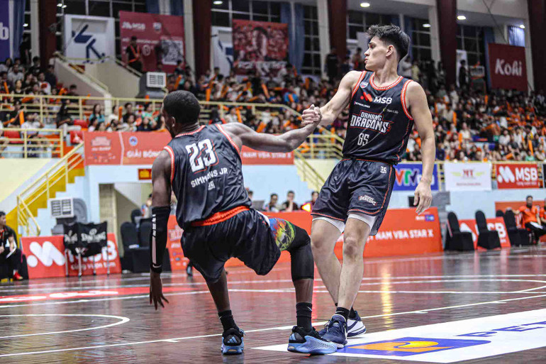 Huỳnh Andre Minh Triết (phải) và Timothy Simmons nỗ lực giúp đội nhà bám đuổi. (Ảnh: VBA) 3-huynh-andre-minh-triet-phai-va-timothy-simmons-no-luc-giup-doi-nha-bam-duoi.jpg