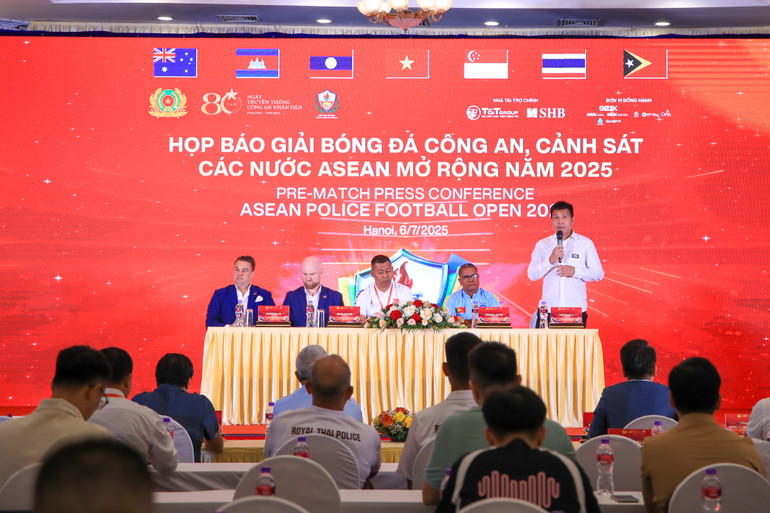 Huấn luyện viên của các đội chia sẻ tại buổi họp báo. dan-2637.jpg