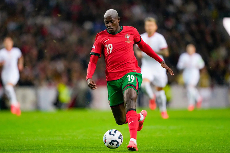 Nuno Mendes gây ấn tượng với khả năng lên công về thủ nhịp nhàng. (Ảnh: Nations League) 4.jpg