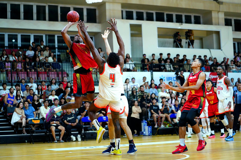 Alfred Hollins tấn công khu vực cận rổ của Danang Dragons. (Ảnh: VBA) alfred-hollins-tan-cong-khu-vuc-can-ro-cua-danang-dragons.jpg