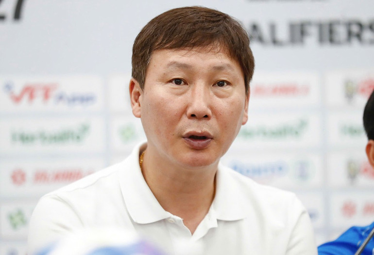 Trainer Kim Sang Sik teilte auf der Pressekonferenz mit. (Foto: VFF) z7099730700869-5924dfc147a74499a67957d5b8a6f7dc.jpg