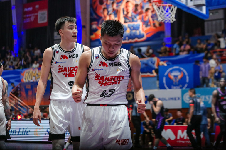 Huỳnh Trực Nhân ăn mừng sau pha lập công cho Saigon Heat. (Ảnh: VBA) 2-huynh-truc-nhan-an-mung-sau-pha-lap-cong-cho-saigon-heat.jpg