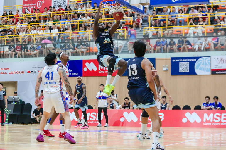 Trung phong người Pháp Alioune Tew úp rổ ghi điểm cho V Islanders. (Ảnh: VBA) 2-trung-phong-nguoi-phap-alioune-tew-up-ro-ghi-diem-cho-v-islanders.jpg
