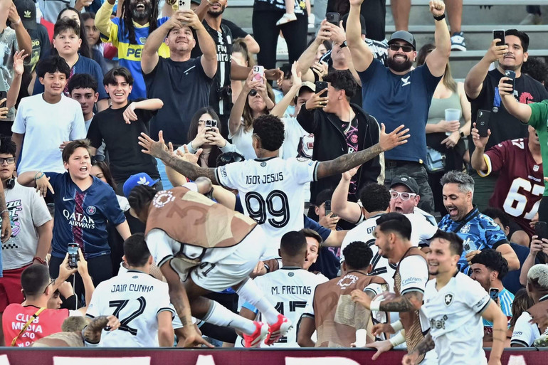 Igor Jesus ăn mừng bàn thắng đầu tiên của Botafogo vào lưới PSG. (Ảnh: CWC) 3.jpg