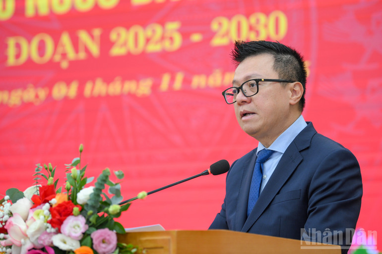 Đồng chí Lê Quốc Minh, Ủy viên Trung ương Đảng, Bí thư Đảng ủy, Tổng Biên tập Báo Nhân Dân, Phó Trưởng Ban Tuyên giáo và Dân vận Trung ương, Chủ tịch Hội Nhà báo Việt Nam phát biểu tại đại hội.