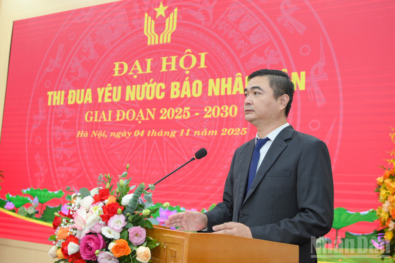 Đồng chí Trịnh Quốc Tuân, Chánh Văn phòng Báo Nhân Dân tuyên bố lý do và giới thiệu đại biểu tham dự đại hội.