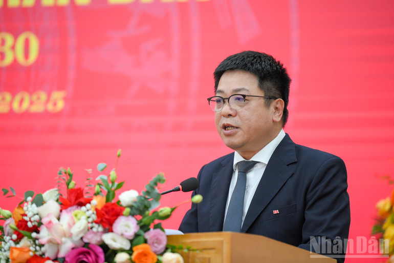 សមមិត្ត Que Dinh Nguyen និពន្ធនាយករងកាសែត Nhan Dan លេខាអចិន្ត្រៃយ៍នៃគណៈកម្មាធិការបក្ស ប្រធានក្រុមប្រឹក្សាត្រាប់តាម និងរង្វាន់ បានបង្ហាញរបាយការណ៍នៅមហាសន្និបាត។ ndo_br_dhthiduayeuncbaond-5961.jpg