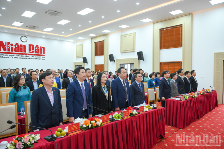 Các đại biểu thực hiện nghi thức chào cờ.