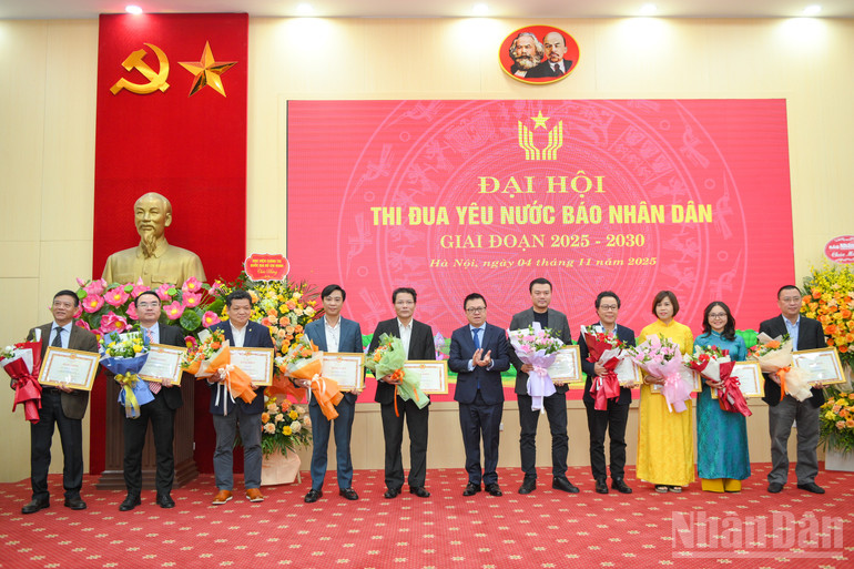 តំណាងសមូហភាពចំនួន 11 នាក់បានទទួលវិញ្ញាបនបត្រ  ndo_br_dhthiduayeuncbaond-6030.jpg