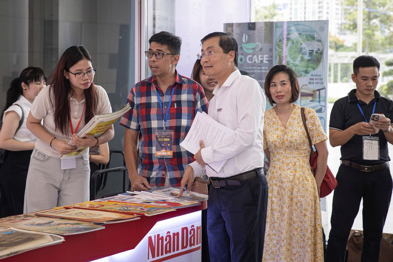 Ban giám khảo Hội báo Toàn quốc 2025 chấm điểm gian trưng bày của Báo Nhân Dân. bcd39b16b66b0135587a.jpg