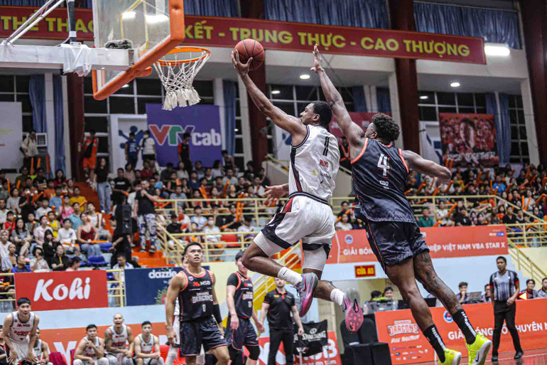 Alfred Hollins lên rổ trước sự truy cản của ngoại binh Danang Dragons. (Ảnh: VBA) 4-alfred-hollins-len-ro-truoc-su-truy-can-cua-ngoai-binh-danang-dragons.jpg