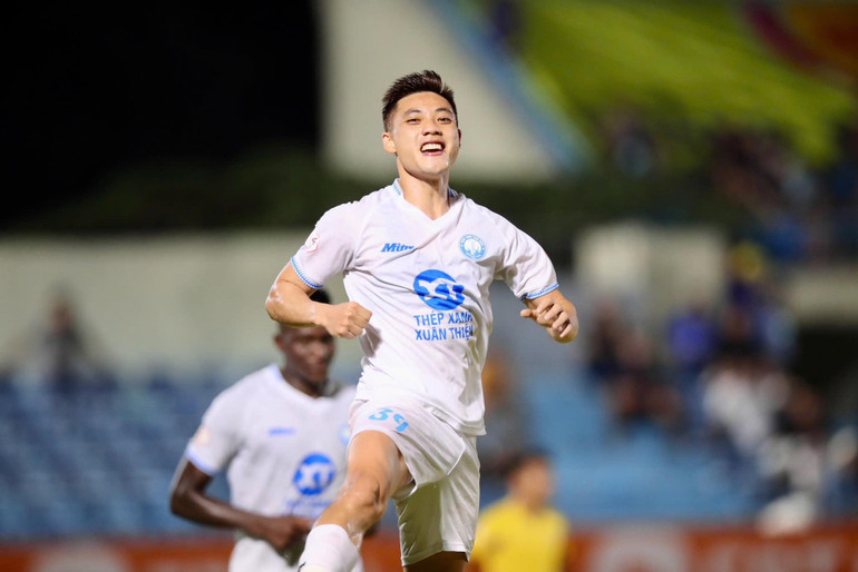 Lâm Ti Phông nâng tỷ số lên 2-0. (Ảnh: Thép Xanh Nam Định FC) 506472166-1352683286399554-5370052403347651490-n.jpg