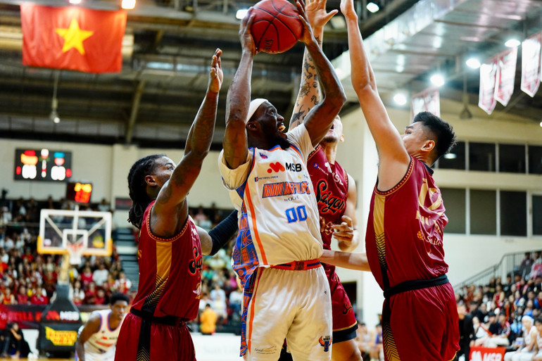 Tamyrik Fields nỗ lực đột phá khu vực dưới rổ của Saigon Heat. (Ảnh: VBA) 2-tamyrik-fields-bi-khoa-chat-boi-ap-luc-tu-3-tay-chan-cua-saigon-heat.jpg
