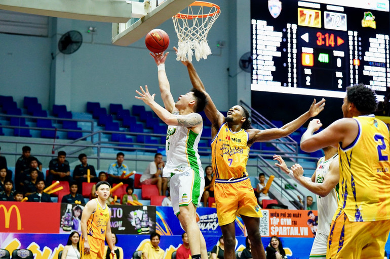 Mykal Jenkins (số 7) truy cản pha móc bóng của cầu thủ Cantho Catfish. (Ảnh: VBA) 3-mykal-jenkins-ao-so-7-truy-can-pha-moc-bong-cua-cau-thu-cantho-catfish.jpg