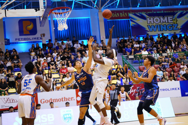 Tamyrik Fields dứt điểm cận rổ trước áp lực City Wings. (Ảnh: VBA) 3-tamyrik-fields-dut-diem-can-ro-truoc-ap-luc-cac-cau-thu-ho-chi-minh-city-wings.jpg