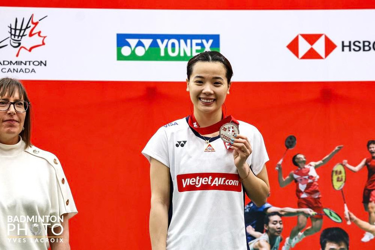 Nguyễn Thùy Linh trên bục nhận Huy chương. (Ảnh: Badminton Photo) 515768323-1275464681247705-7811525660574587035-n.jpg