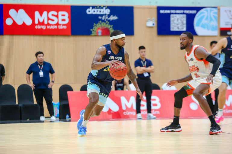 Jermale Jones thi đấu mờ nhạt khiến V Islanders khó vươn lên. (Ảnh: VBA) 2-jermale-jones-the-hien-phong-do-mo-nhat-khien-v-islanders-kho-vuon-len.jpg