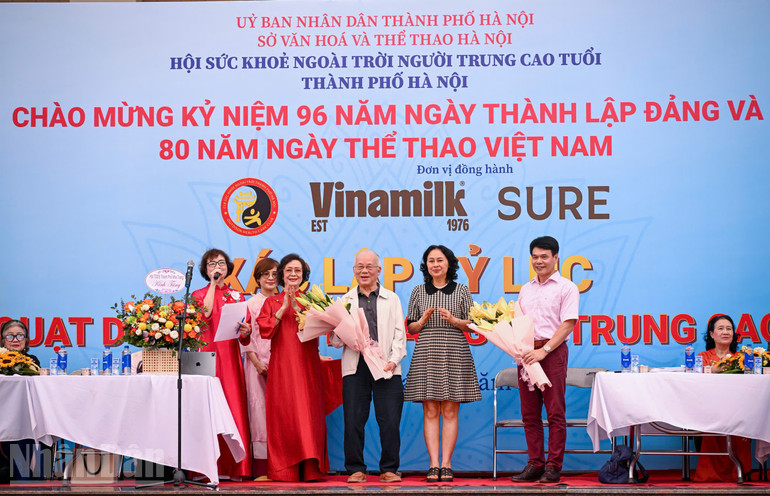 ndo_bl_dai-dien-vinamilk-nhan-bang-khen-cua-ban-to-chuc.jpg