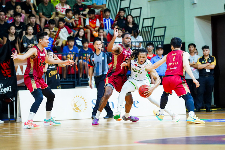 Malek Green nhiều lần bị rơi vào thế gọng kìm bởi các cầu thủ Saigon Heat. (Ảnh: VBA) 2-malek-green-nhieu-lan-bi-roi-vao-the-gong-kim-boi-nhieu-cau-thu-saigon-heat.jpg