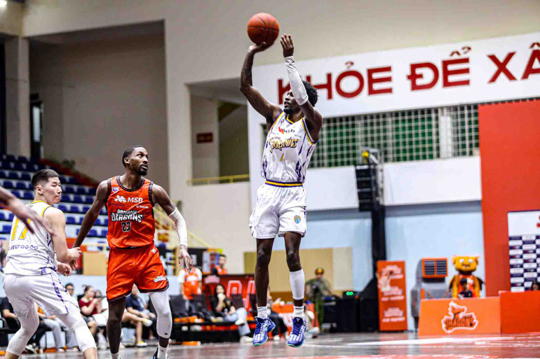 Jaylyn Richardson bung sức giúp Nha Trang Dolphins chiến thắng. (Ảnh: VBA) 3-jaylyn-richardson-bung-suc-giup-nha-trang-dolphins-vuon-len-chiem-loi-the-dan-truoc.jpg
