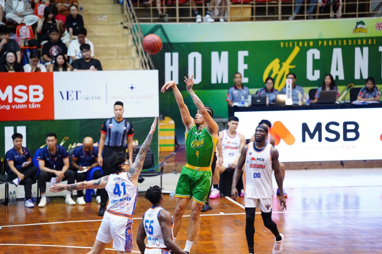 Albert Bordeos Opena bung sức giúp Cantho Catfish vùng lên ở hiệp 3. (Ảnh: VBA) img-4538.jpg