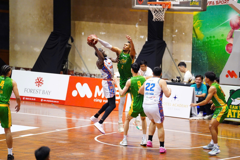 Malek Green (áo xanh) truy cản pha dứt điểm của Tamyrik Fields. (Ảnh: VBA) img-4540.jpg